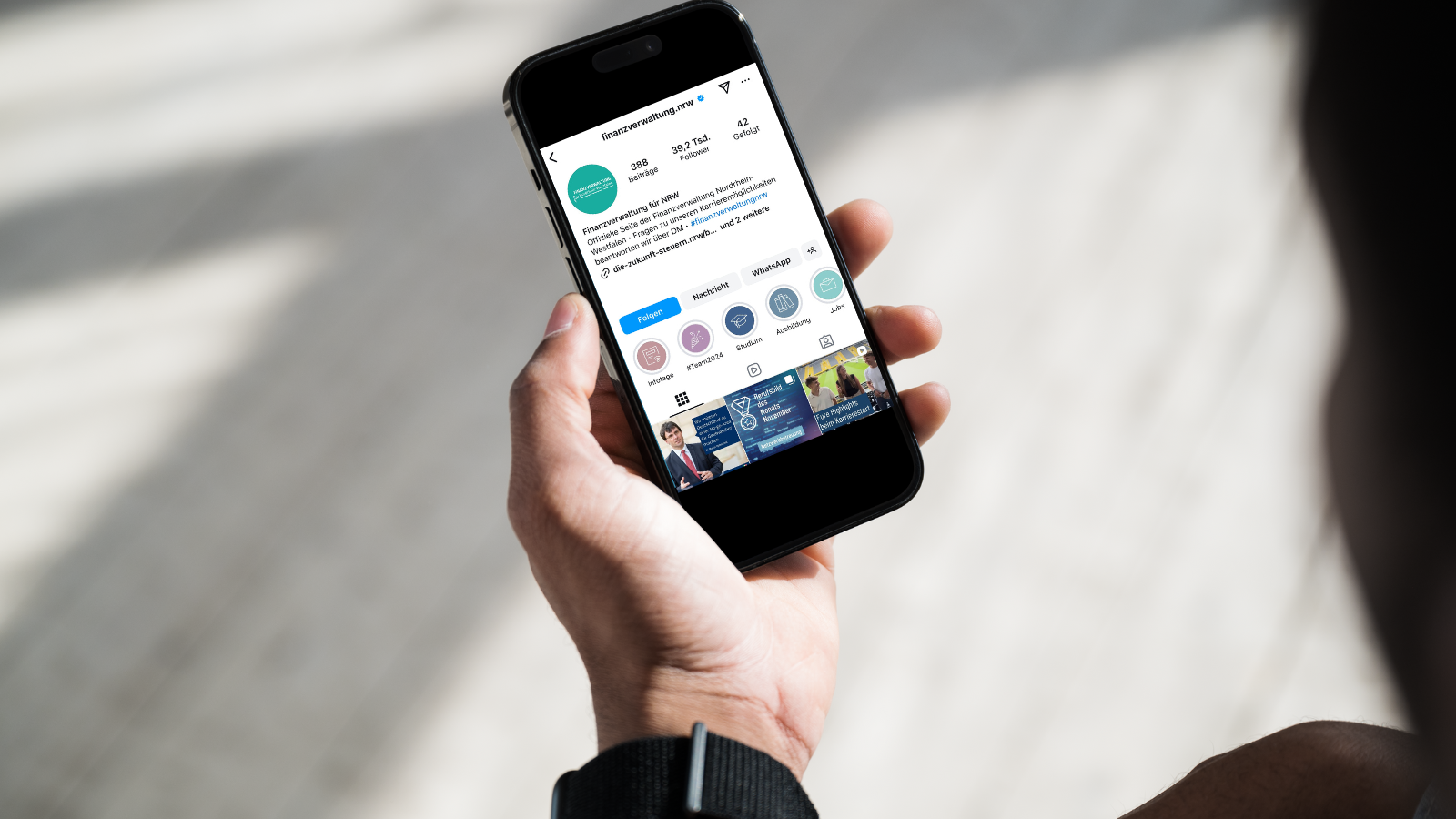 Auf einem Smartphone sieht man den Instagram Account der Finanzverwaltung.